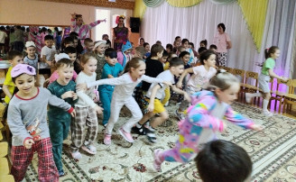"От улыбки станет всем светлей!" "От улыбки станет всем светлей!".